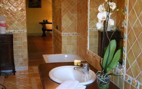 Villa Sieve: Bagno, Piastrella, Proprietà, Camera, Pavimento, Interior Design, Idraulico Fixture, Ceramica, Parete, Pavimentazione