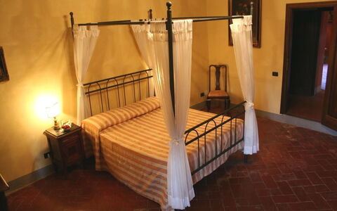 Villa Sieve: Letto, Mobilia, Camera, Camera Da Letto, Telaio Del Letto, Proprietà, Latifoglie, Baldacchino, Letto A Baldacchino, Pavimento
