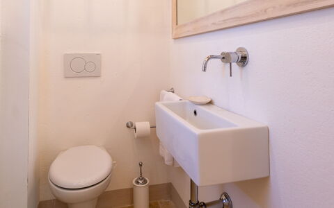 Villa Melinda: Bagno, Rubinetto, Proprietà, Lavandino Del Bagno, Idraulico Fixture, Camera, Lavello, Parete, Architettura, Gabinetto