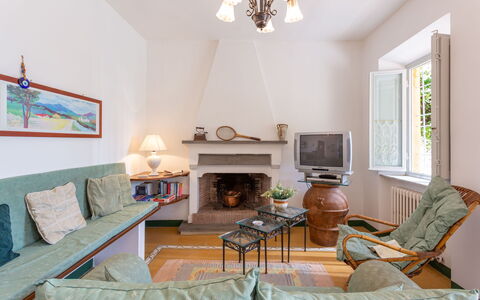 Villa Mastiano: Camera, Proprietà, Mobilia, Soggiorno, Interior Design, Costruzione, Casa, Immobiliare, Camino, Parete