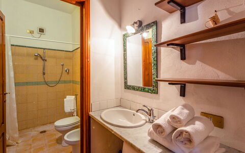 Villa Mastiano: Bagno, Camera, Proprietà, Costruzione, Immobiliare, Casa, Interior Design, Architettura, Idraulico Fixture, Casa