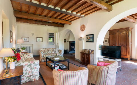 La Forra: Cornice, Mobilia, Tavolo, Divano, Legna, Interior Design, Architettura, Pavimento, Soggiorno, Pavimentazione