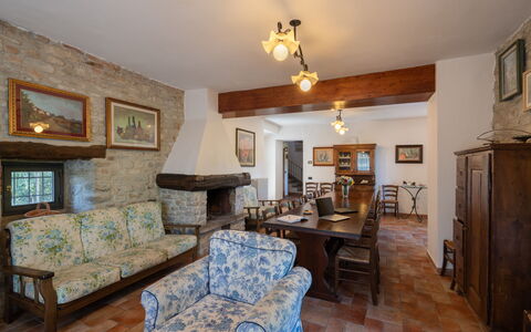 Podere Schignano: Cornice, Tavolo, Proprietà, Divano, Mobilia, Azzurro, Legna, Soggiorno, Interior Design, Sedia
