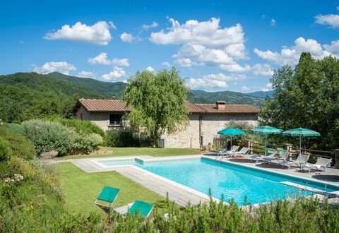 Podere Schignano: Pianta, Nube, Acqua, Cielo, Mobilia, Costruzione, Piscina, Verde, Albero, Architettura