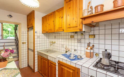 La Ripresa: Proprietà, Camera, Cucina, Controsoffitto, Costruzione, Cabinetry, Casa, Immobiliare, Mobilia, Giallo