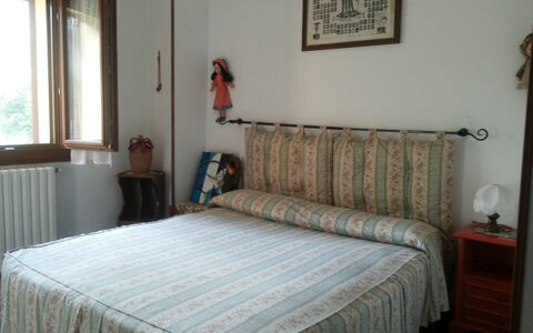 Appartamento Porretta Terme: Camera Da Letto, Letto, Mobilia, Camera, Lenzuolo, Proprietà, Bedding, Materasso, Telaio Del Letto, Pavimento