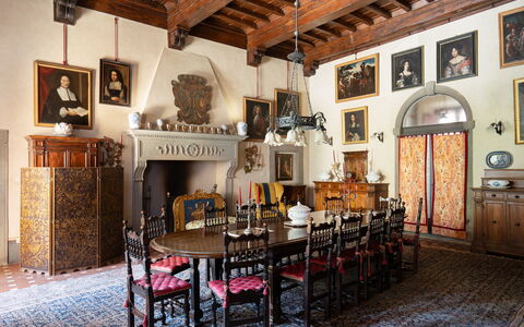 Villa Paola: Mobilia, Interior Design, Tavolo, Illuminazione, Cornice, Pavimentazione, Sedia, Sala Da Pranzo, Soffitto, Camera