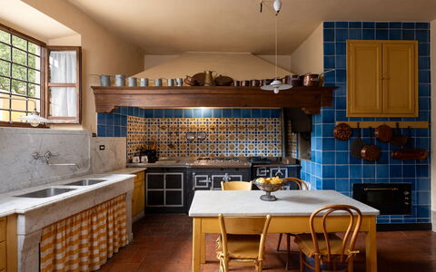Villa Paola: Cucina, Interior Design, Pavimentazione, Legna, Mobilia, Controsoffitto, Pavimento, Illuminazione, Elettrodomestico Da Cucina, Soffitto