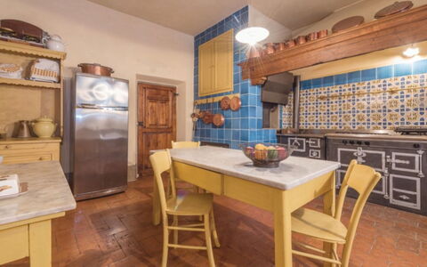 Villa Paola: Camera, Proprietà, Mobilia, Costruzione, Interior Design, Pavimento, Tavolo, Immobiliare, Soffitto, Cabinetry