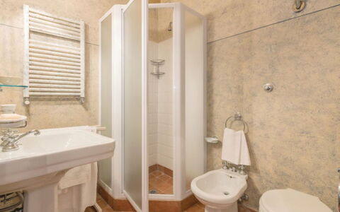 Villa Paola: Bagno, Proprietà, Camera, Parete, Gabinetto, Idraulico Fixture, Interior Design, Piastrella, Pavimento, Bagno Accessorio