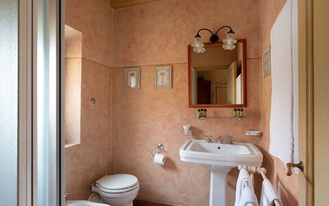 Villa Paola: Lavandino Del Bagno, Bagno, Idraulico Fixture, Parete, Lavello, Interior Design, Rubinetto, Pavimentazione, Idraulico, Pavimento