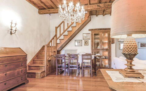 La Casetta: Camera, Proprietà, Interior Design, Soffitto, Le Scale, Mobilia, Costruzione, Pavimento In Legno, Lampadario, Illuminazione