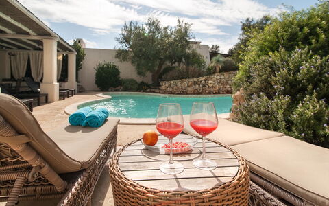 Salento Luxury Retreat: Acqua, Nube, Cielo, Proprietà, Tavola, Pianta, Azzurro, Piscina, Mobili Da Esterno, Sedia