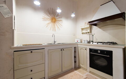Salento Luxury Retreat: Cabinetry, Controsoffitto, Lavello, Rubinetto, Lavandino Della Cucina, Cucina, Legna, Interior Design, Idraulico Fixture, Cucina Stufa