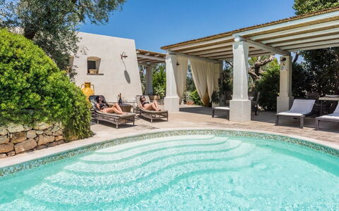 Salento Luxury Retreat: Acqua, Pianta, Proprietà, Mobilia, Piscina, Cielo, Sedia, Azzurro, Albero, Mobili Da Esterno