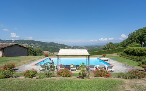 Villa La Terrazza: Paesaggio Naturale, Piscina, Proprietà, Risorse Idriche, Cielo, Casa, Hill Station, Erba, Vacanza, Lotto