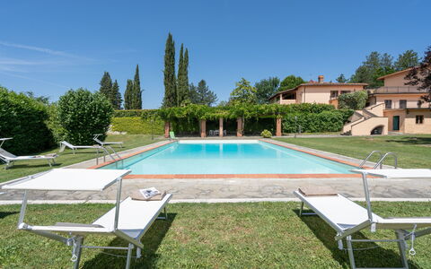Villa Santa Maria: Piscina, Proprietà, Erba, Immobiliare, Casa, Estate, Costruzione, Zona Residenziale, Tempo Libero, Villa