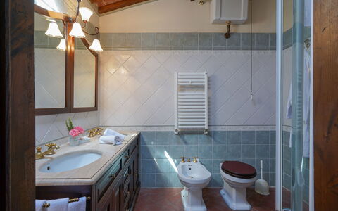 Villa San Lorenzo: Bagno, Camera, Proprietà, Lavello, Pavimento, Costruzione, Interior Design, Piastrella, Casa, Mobiletto Del Bagno