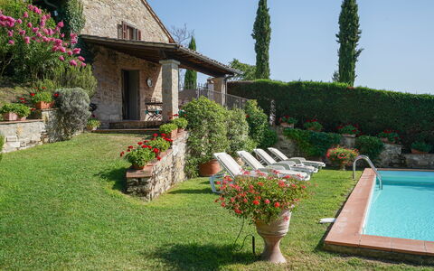 Villa San Lorenzo: Proprietà, Cortile, Casa, Erba, Giardino, Backyard, Prato, Costruzione, Immobiliare, Arbusto