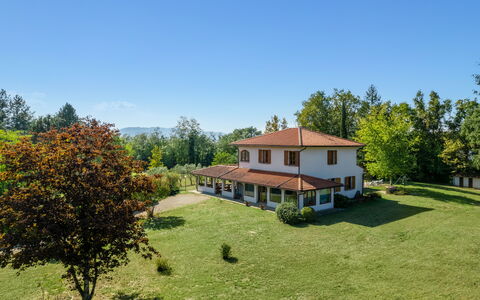 Villa Cinzia: Cielo, Pianta, Proprietà, Costruzione, Finestra, Albero, Ambiente Naturale, Paesaggio Naturale, Casa, Lotto