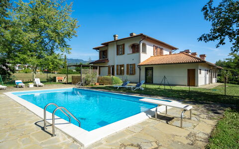 Villa Cinzia: Cielo, Acqua, Pianta, Costruzione, Proprietà, Finestra, Piscina, Albero, Azzurro, Casa