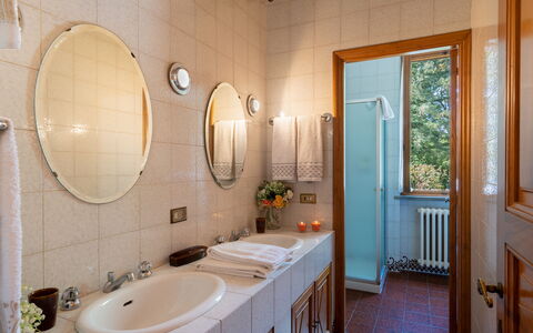 Villa Cinzia: Specchio, Rubinetto, Idraulico Fixture, Lavello, Lavandino Del Bagno, Bagno, Interior Design, Illuminazione, Architettura