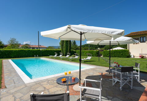 Villa Del Borgo: Piscina, Mobili Da Esterno, Ombrello, Mobilia, Ricorrere, Lettino, Sedia, Shade, Eco Hotel, Tavolo Esterno