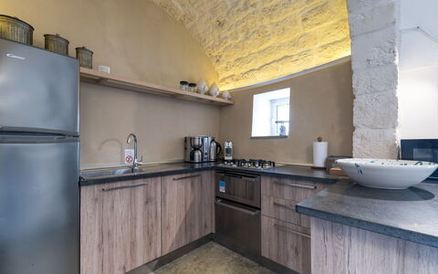 Trulli Itaka: Proprietà, Camera, Controsoffitto, Cucina, Costruzione, Interior Design, Mobilia, Giallo, Pavimento, Cabinetry