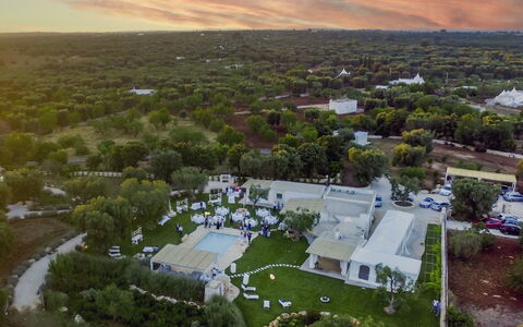 Trulli Itaka: Pianta, Cielo, Nube, Albero, Urban Design, Lotto, Erba, Paesaggio, Spazio Pubblico, Città
