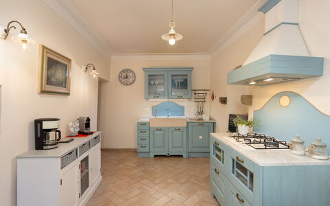 Villa Il Nido: Cabinetry, Proprietà, Mobilia, Controsoffitto, Blu, Cassetto, Legna, Cornice, Cucina, Illuminazione