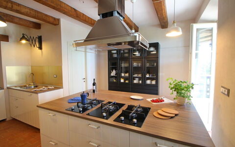 Villa Miramare: Controsoffitto, Camera, Proprietà, Cucina, Cabinetry, Mobilia, Costruzione, Soffitto, Interior Design, Cucina Stufa