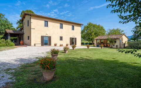 Villa La Collina: Pianta, Cielo, Nube, Costruzione, Finestra, Albero, Vaso Di Fiori, Casa, Lotto, Porta