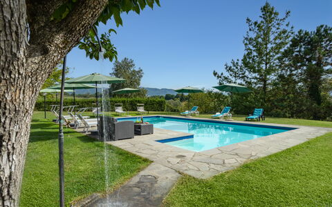 Villa La Collina: Acqua, Pianta, Cielo, Piscina, Azzurro, Shade, Albero, Costruzione, Mobili Da Esterno, Lotto