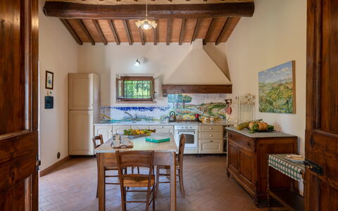 Villa La Collina: Cabinetry, Tavolo, Mobilia, Proprietà, Controsoffitto, Sedia, Legna, Cucina, Interior Design, Cassetto