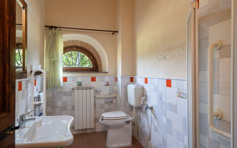 Villa La Collina: Idraulico Fixture, Proprietà, Lavello, Rubinetto, Specchio, Lavandino Del Bagno, Bagno, Viola, Interior Design