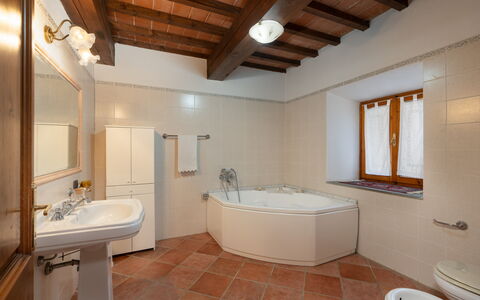 Casa Corella: Vasca Da Bagno, Idraulico Fixture, Proprietà, Rubinetto, Bagno, Specchio, Interior Design, Lavello