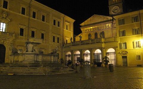 Diamonds & Rust: Notte, Costruzione, Cittadina, Architettura, La Piazza Cittadina, Città, Cielo, Sera, Facciata