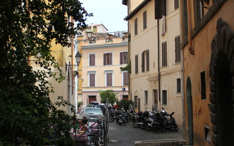Studio Moremi': Cielo, Costruzione, Finestra, Pianta, Ruota, Vaso Di Fiori, Manto Stradale, Casa, Quartiere