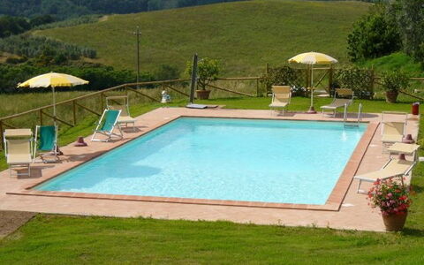 Agriturismo Paterno: Piscina, Proprietà, Erba, Tempo Libero, Rettangolo, Casa, Backyard, Immobiliare, Villa, Costruzione