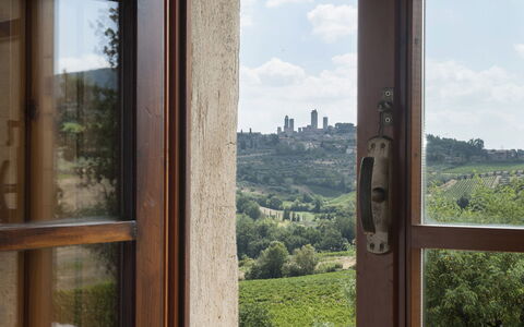 Agriturismo Paterno: Finestra, Casa, Cielo, Camera, Bicchiere, Legna, Albero, Porta, Architettura, Immobiliare