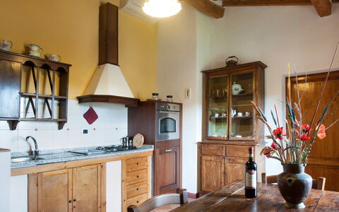 Agriturismo Paterno: Camera, Controsoffitto, Proprietà, Mobilia, Cucina, Interior Design, Costruzione, Casa, Casa, Immobiliare