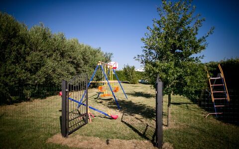 Case Sant'anna: Natura, Albero, Spazio Pubblico, Cielo, Terreno Di Gioco, Woody Impianto, Erba, Pianta, Ricreazione, Attrezzatura Giochi All'Aperto