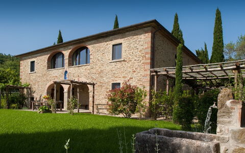 Villa Leopoldina: Cielo, Pianta, Proprietà, Finestra, Costruzione, Porta, Albero, Casa, Lotto, Villetta