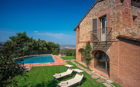 Villa Mandorlo: Pianta, Proprietà, Cielo, Costruzione, Finestra, Piscina, Acqua, Albero, Erba, Zona Residenziale
