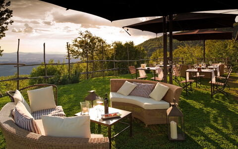 Villa Mandorlo: Pianta, Mobilia, Proprietà, Tavolo, Comfort, Shade, Sedia, Mobili Da Esterno, Illuminazione, Nube