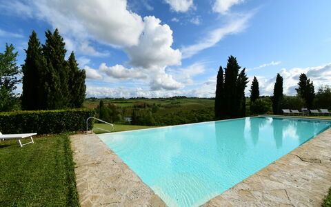 Rocche Di Valiano: Acqua, Nube, Cielo, Pianta, Proprietà, Azzurro, Piscina, Albero, Lotto, Shade