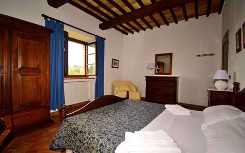 Rocche Di Valiano: Mobilia, Letto, Camera Da Letto, Interior Design, Camera, Pavimentazione, Lenzuolo, Pavimento, Casa, Telaio Del Letto