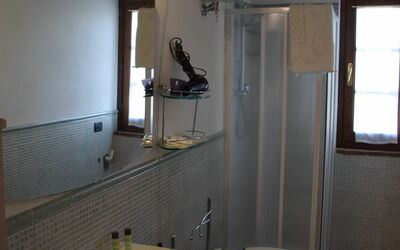 Appartamento Mimosa in Siena, Pool Use, Ac: Bagno, Camera, Proprietà, Casa, Interior Design, Costruzione, Lavandino Del Bagno, Architettura, Idraulico Fixture, Lavello