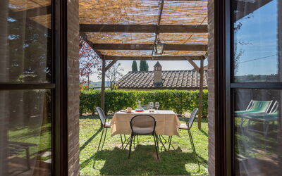 rocche-di-valiano-chianti-castelnuovo-berardenga-glicine-giardino