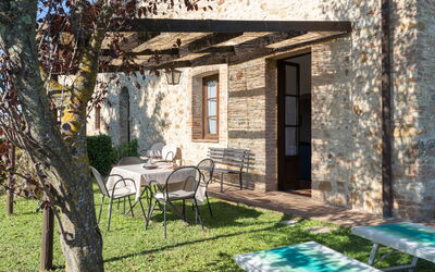 rocche-di-valiano-chianti-castelnuovo-berardenga-glicine-giardino